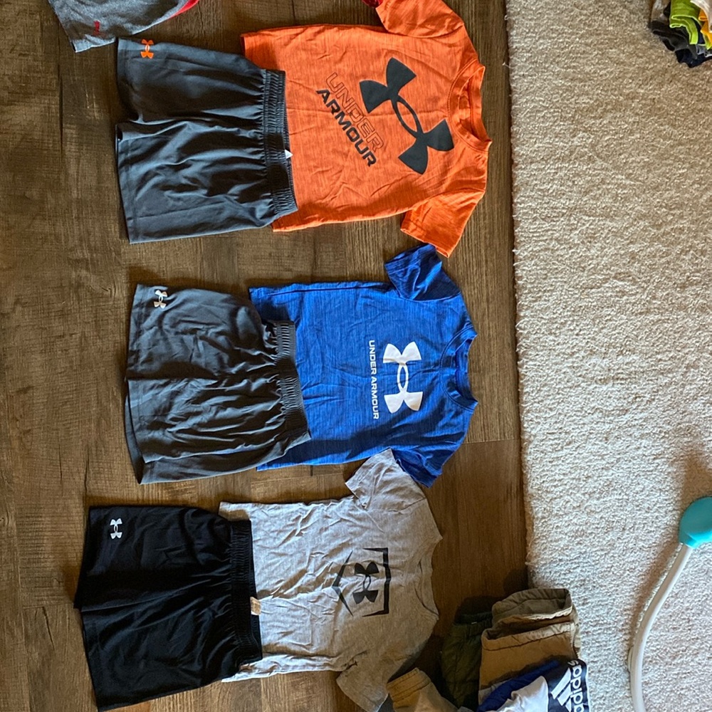 Boys under armor, short sleeve and short set lot size 3T